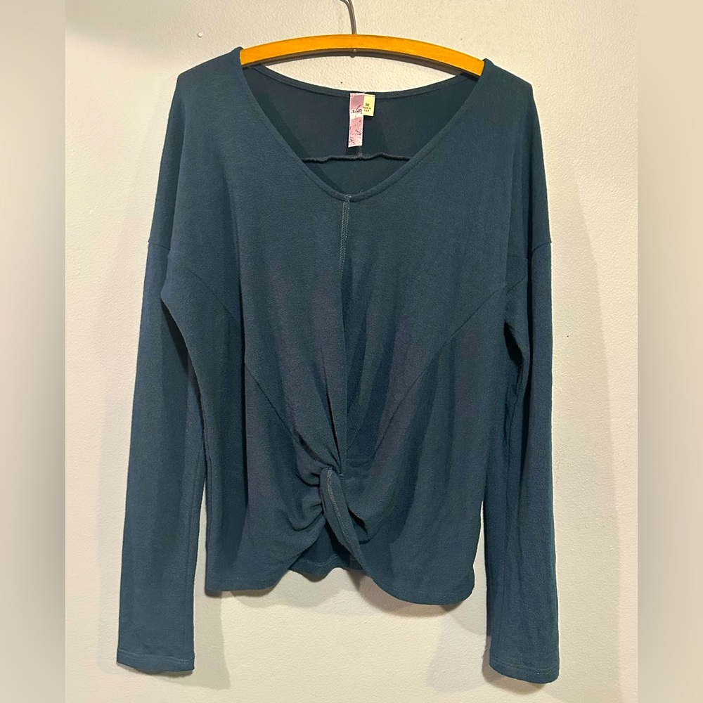 Alya three quarter length sleeve top with a nice knotted front.